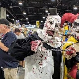 Horror Clown Cosplay: Beinhaltet einen Einteiler, einen Kragen und einen Zylinder