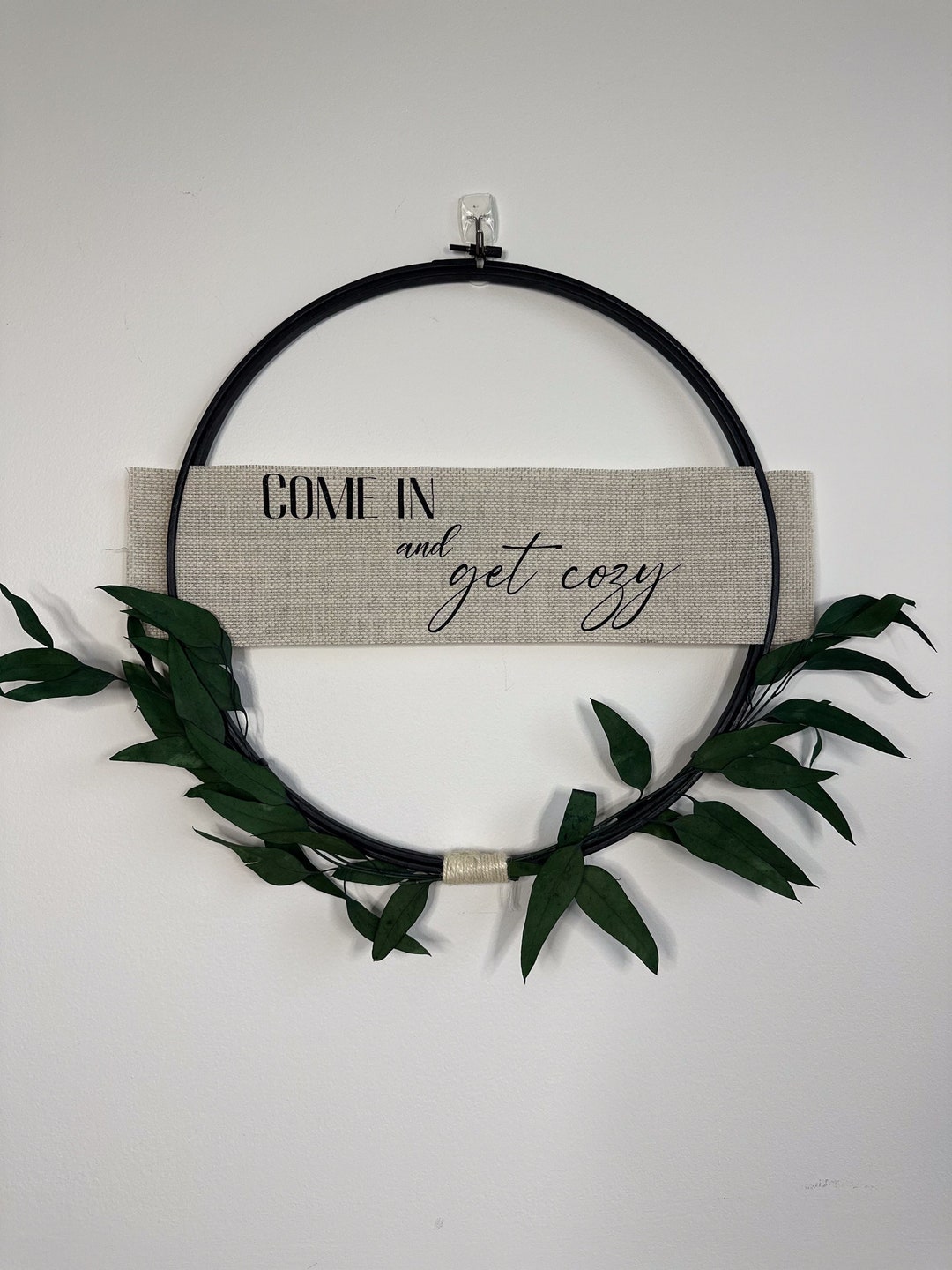 modern-home-decor-black-and-green-wall-hanging-minimalist-style-decor
