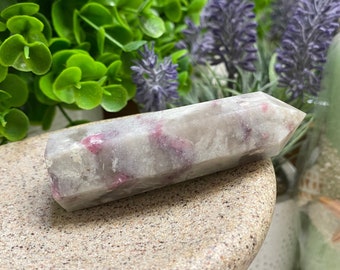 Eén natuurlijke roze toermalijnsteen Crystal Tower Point