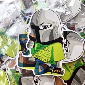 Din Djarin in einem 'Ich wollte meinen Sohn und alles, was ich bekam, war dieses dumme Lazer Schwert' T-Shirt | The Mandalorian Big Sticker