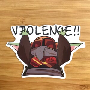 K&ouml;nnte beinhalten: Ein Aufkleber mit einer Comicfigur mit gr&uuml;ner Haut und gro&szlig;en Ohren, die ein rot-goldenes Outfit tr&auml;gt. Die Figur h&auml;lt beide H&auml;nde hoch und der Text "VIOLENCE!!" befindet sich &uuml;ber der Figur.