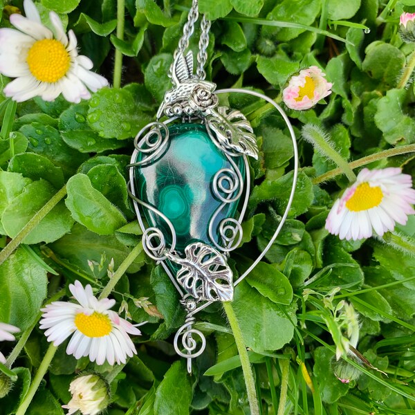 Talisman « Promesse de Renouveau » en malachite, pendentif féerique, pierre naturelle, bijou artisanal