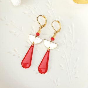 Brincos &quot;Paola&quot;, travessas em latão dourado, meia-lua e conta facetada em latão dourado, gota em esmalte, conta em vidro facetado.