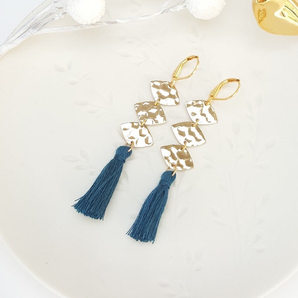 Boucles d'oreilles longues "Méline", dormeuses en laiton doré, ovales martelés, pompons bleu pétrôle en fil de coton.