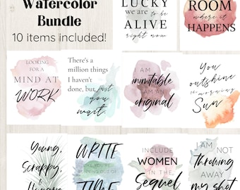 Può includere: Un set di 10 stampe ad acquerello con citazioni dal musical Hamilton. Le stampe sono di vari colori, tra cui rosa, blu, verde e arancione. Le citazioni includono "Looking for a mind at work", "There's a million things I haven't done, but just you wait", "I am inimitable, I am an original", "You outshine the morning sun", "Young, scrappy, and hungry", "Write like you're running out of time", "Include women in the sequel", and "I am not throwing away my shot."