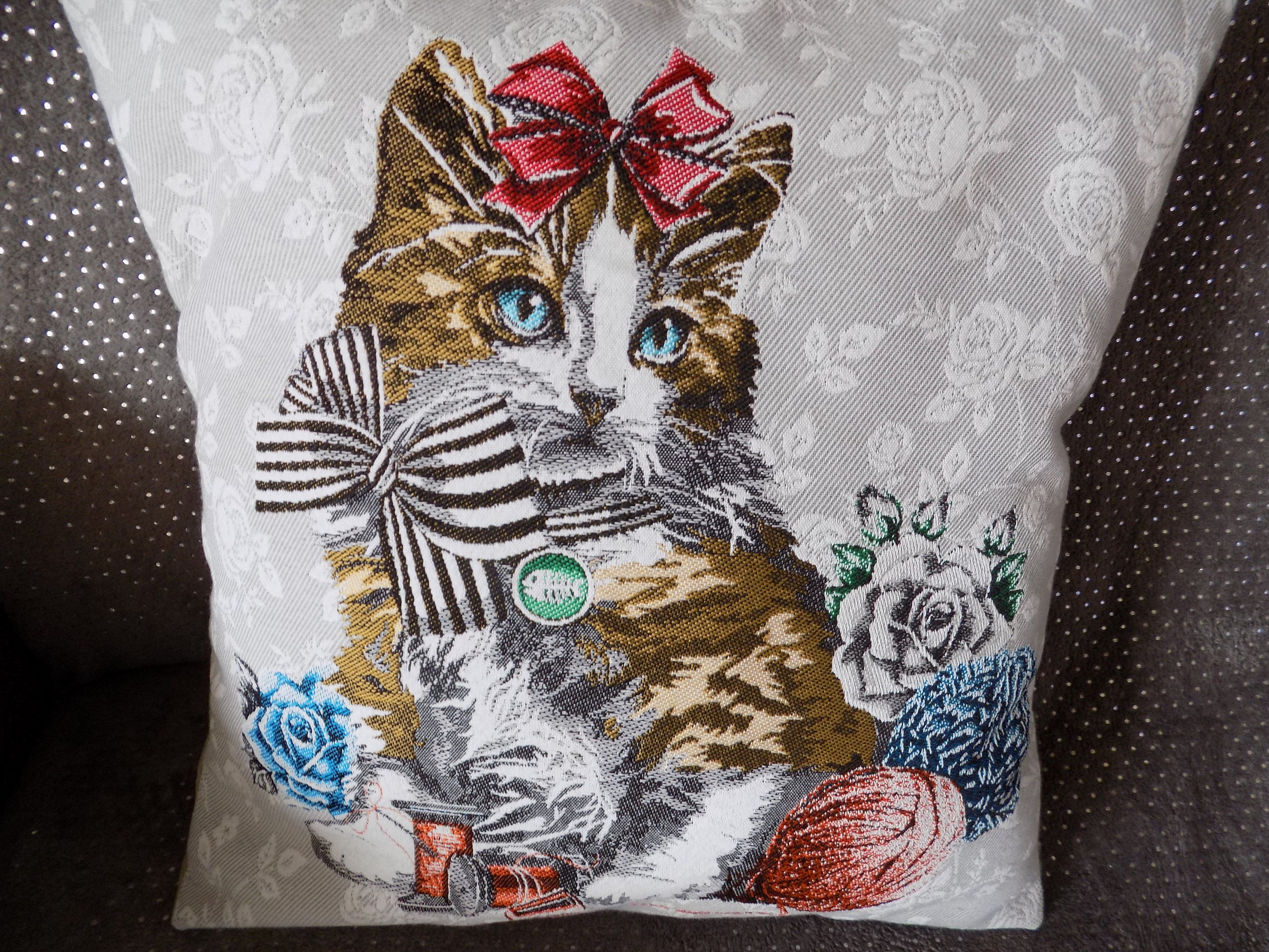 Housse de Coussin Tapisserie Jacquard Motif Placé Chat avec Pelote 45x45 cm.