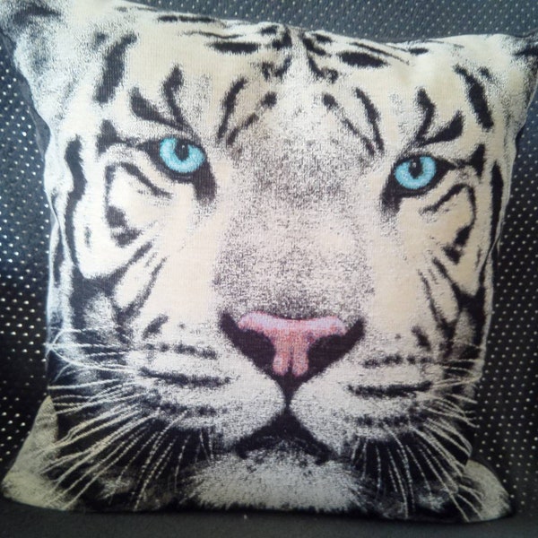 Kussenhoes tapijt jacquard patroon geplaatst tijger met blauwe ogen 45x45 cm.