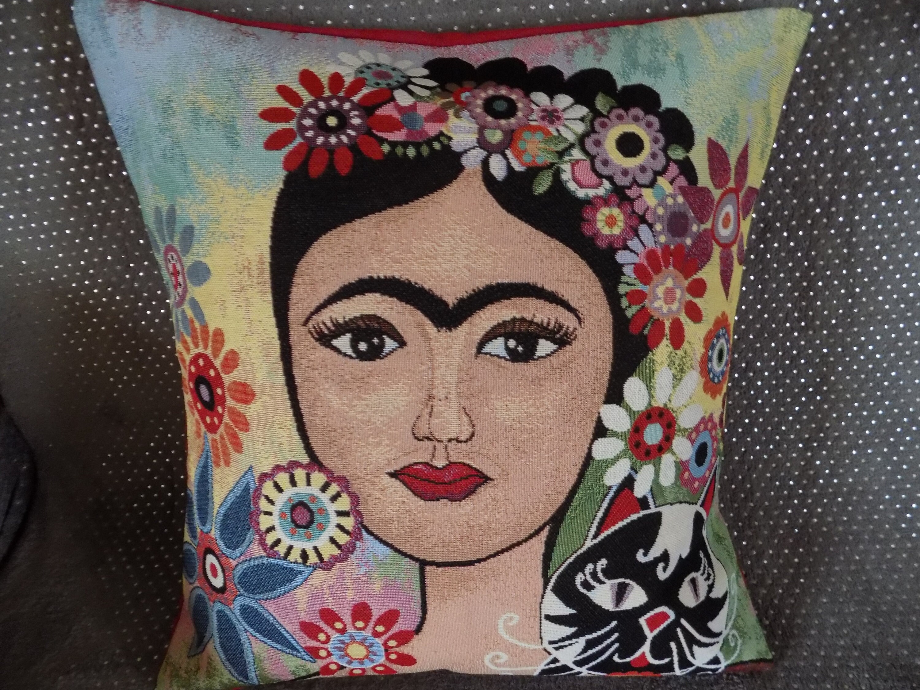 Housse de Coussin Jacquard Motif Placé Femme avec Son Chat 45x45 cm.