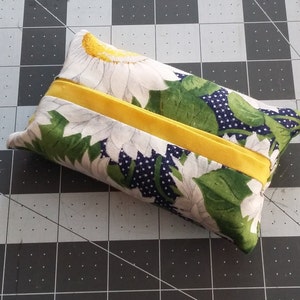 Pocket Tissue Holder with Daisy Flowers, Tissue Pouch, Purse Tissue holder, Fabric Tissue Holder, Car or  Travel  tissue holder