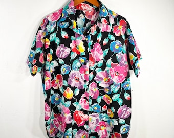 vintage 80s black with pastel floral design short sleeve blouse with unique black buttons size large extra large