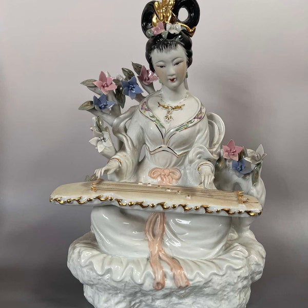 Dame de cour chinoise sculpture en porcelaine fine dame assise à décor floral Artisanat chinois - Sculpture asiatique