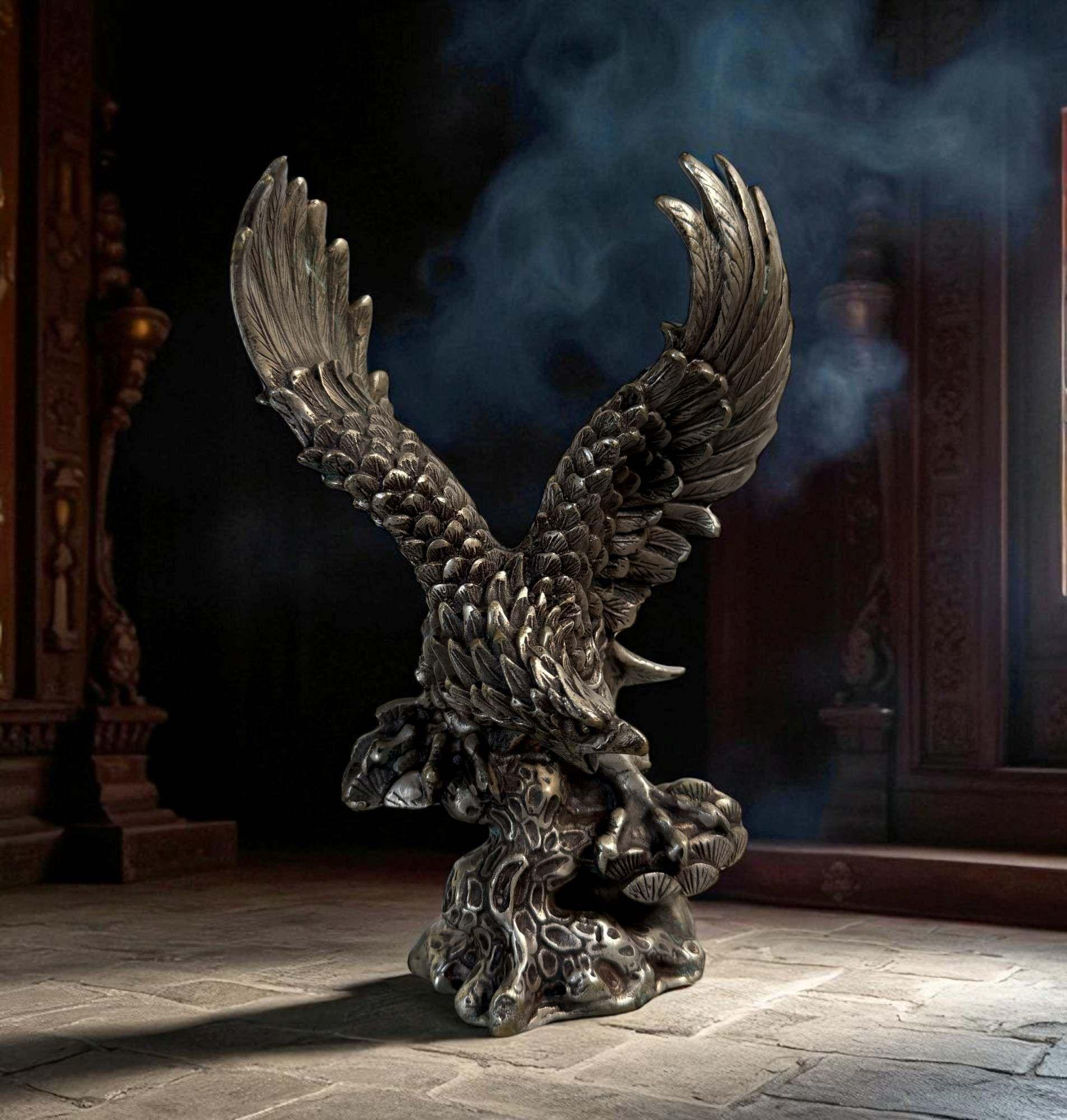 鷲の金属彫刻 ブロンズ色 鷲の金属彫刻 ブロンズ色