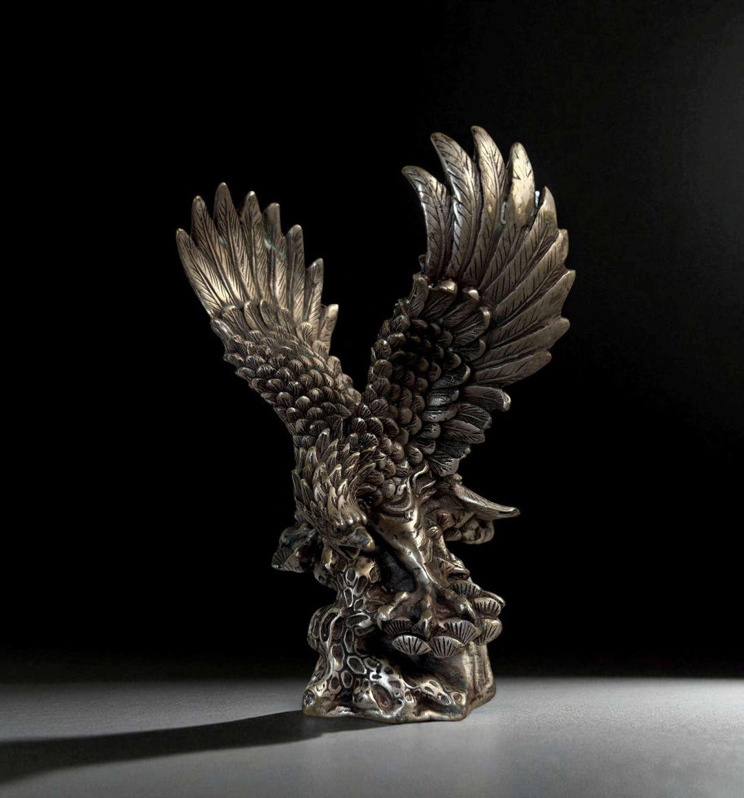 鷲の金属彫刻 ブロンズ色 鷲の金属彫刻 ブロンズ色