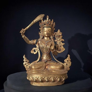 Vergulde Manjushri bronzen figuur Boeddha Bodhisattva van wijsheid Nepal boeddhistisch beeld beeldje leraar boeddhisme Himalaya 31,5 cm
