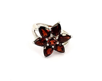 Beautiful Natural Red Garnet flower Ring in pear and round stone. Ring size #8, perfect wear for all occaision Anniversary, Birthday holiday