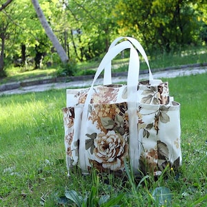 Puede incluir: Un juego de tres tazas de cerámica con un acabado mate moteado. Las tazas son de color crema, gris claro y gris oscuro. Cada taza tiene un diseño simple y minimalista.