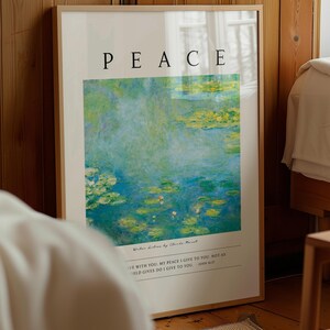 Könnte beinhalten: Ein gerahmter vertikaler Kunstdruck mit einem Seerosen-Gemälde von Claude Monet in Blau- und Grüntönen. Das Wort PEACE ist oben in Schwarz gedruckt. Unter dem Bild steht der Text Water Lilies by Claude Monet und John 14:27.