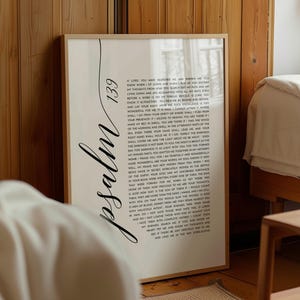 Könnte beinhalten: Eine weiße Keramik-Tasse mit schwarzem Henkel und dem Text "But First, Coffee" in fetter, schwarzer Schrift. Die Tasse steht vor einem verschwommenen Hintergrund, der eine gemütliche Umgebung suggeriert.
