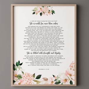 Könnte beinhalten: Ein rechteckiger Wandkunstdruck mit dem Text aus Sprüche 31,10-30 in schwarzen Serif- und Schreibschriften. Das Design ist an den oberen und unteren Rändern mit aquarellartigen Illustrationen aus rosa und weißen Blumen und grünen Blättern gerahmt.