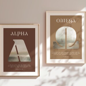 Könnte beinhalten: Zwei gerahmte Kunstdrucke mit goldenen Rahmen. Ein Druck zeigt "ALPHA" mit einer "A"-Form und Text darunter. Der andere Druck zeigt "OMEGA" mit einer stilisierten "Ω"-Form und Text darunter. Beide Drucke haben einen braunen Hintergrund.