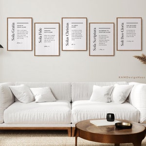 Puede incluir: Cinco impresiones enmarcadas con fondos blancos y texto negro. Las impresiones se titulan "Sola Gratia", "Sola Fide", "Solus Christus", "Sola Scriptura" y "Soli Deo Gloria". Cada impresión incluye un versículo bíblico.