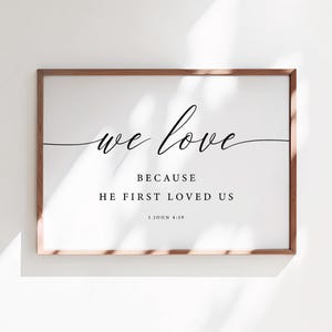 1 Giovanni 4:19 - Arte murale "We Love Scripture", stampabile, download di stampe di versetti biblici, decorazioni murali cristiane, regalo di nozze, arte orizzontale