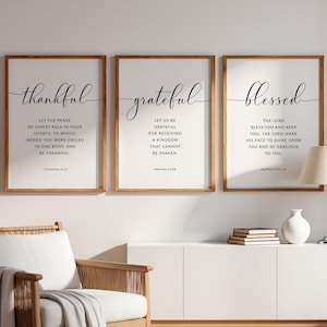 Puede incluir: Un juego de tres tazas de cerámica con un acabado mate moteado. Cada taza presenta un color diferente: azul claro, crema y gris. Las tazas tienen un diseño simple y moderno y un asa cómoda.