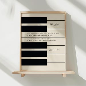 Sofonia 3:17 Quadro da parete con pianoforte, stampa moderna di versetto biblico cristiano, versetto biblico minimalista ispirato alla musica, stampa artistica da parete, decorazione per la chiesa