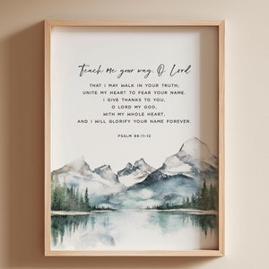 Könnte beinhalten: Ein Aquarellbild von Bergen und einem See mit einem Zitat aus Psalm 86,11-12: "Lehre mich deinen Weg, HERR, damit ich in deiner Wahrheit wandele; vereine mein Herz, deinen Namen zu fürchten. Ich danke dir, HERR, mein Gott, von ganzem Herzen, und ich werde deinen Namen für immer preisen."