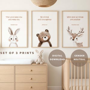 Könnte beinhalten: Set aus drei gerahmten Kunstdrucken für das Kinderzimmer mit einem Hasen, einem Bären und einem Hirsch. Jeder Druck hat einen hellen Holzrahmen und eine neutrale Farbpalette. Die Drucke enthalten inspirierende Zitate: "Der Herr segne dich und behüte dich", "Sei stark und mutig" und "Mit Gott sind alle Dinge möglich."