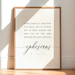 Könnte beinhalten: Ein gerahmter Druck mit hellem Hintergrund und Holzrahmen. Der Druck zeigt den Text "LOOK CAREFULLY THEN HOW YOU WALK... BECAUSE THE DAYS ARE EVIL." Das Wort "ephesians" ist kursiv geschrieben, mit dem Versverweis 5:15-16 darunter.