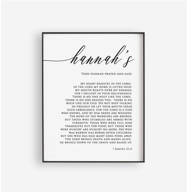 K&ouml;nnte beinhalten: Schwarz-wei&szlig;es druckbares Wandbild mit dem Namen "Hannah's" in Kursivschrift. Der Text enth&auml;lt einen Bibelvers aus 1 Samuel 2,1-6 &uuml;ber Hannahs Dankgebet.