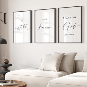 Peut inclure: Trois impressions encadrées noires avec des fonds blancs et une calligraphie noire. Les impressions indiquent "Soyez tranquille", "Et sachez", et "Que je suis Dieu, Psaume 46:10".