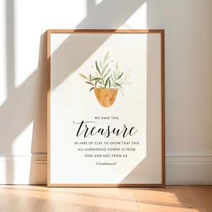 Könnte beinhalten: Gerahmter Kunstdruck mit einer Aquarellillustration einer Pflanze in einem Topf. Das Wort "treasure" ist in Schrift geschrieben, mit einem Bibelvers darunter. Der Rahmen ist aus Holz.