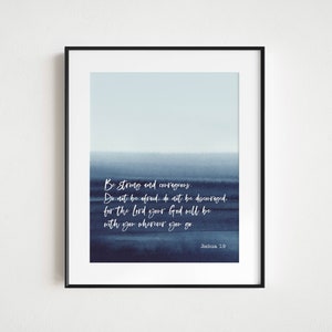 Puede incluir: Una impresi&oacute;n de acuarela azul con una cita inspiradora blanca de la Biblia: "S&eacute; fuerte y valiente. No temas ni te desanimes, porque el Se&ntilde;or tu Dios estar&aacute; contigo dondequiera que vayas." - Josu&eacute; 1:9