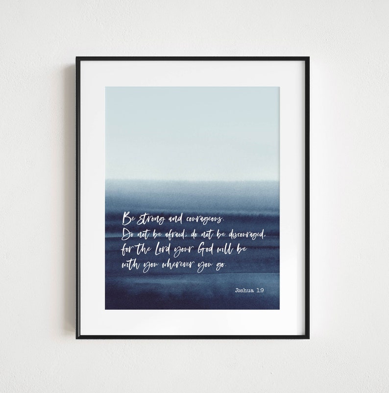 Puede incluir: Una impresi&oacute;n de acuarela azul con una cita inspiradora blanca de la Biblia: "S&eacute; fuerte y valiente. No temas ni te desanimes, porque el Se&ntilde;or tu Dios estar&aacute; contigo dondequiera que vayas." - Josu&eacute; 1:9