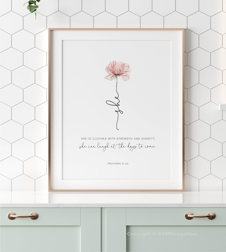 以下が含まれることがあります： ピンクの花と「SHE IS CLOTHED WITH STRENGTH AND DIGNITY; she can laugh at the days to come. PROVERBS 31:25」というテキストが書かれた、印刷可能な壁の芸術デザイン