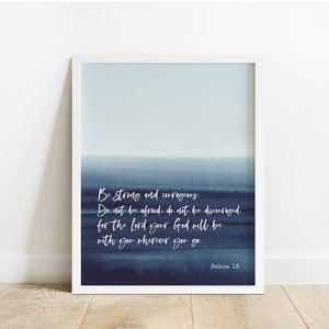 Josué 1:9 - Versículo bíblico "Sé fuerte", arte de pared imprimible, descarga de impresión de las Escrituras, regalo cristiano Blue Sea, 8x10, 11x14, 12x16, 16x20, A3, A4 imagen 5