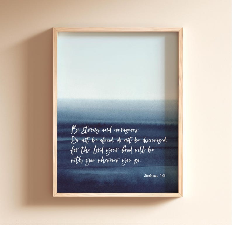 Puede incluir: Una impresi&oacute;n de acuarela azul con una cita inspiradora blanca: "S&eacute; fuerte y valiente. No tengas miedo. No te desanimes. Porque el Se&ntilde;or tu Dios estar&aacute; contigo dondequiera que vayas." Josu&eacute; 1:9