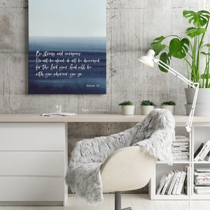 Josué 1:9 - Versículo bíblico "Sé fuerte", arte de pared imprimible, descarga de impresión de las Escrituras, regalo cristiano Blue Sea, 8x10, 11x14, 12x16, 16x20, A3, A4 imagen 9