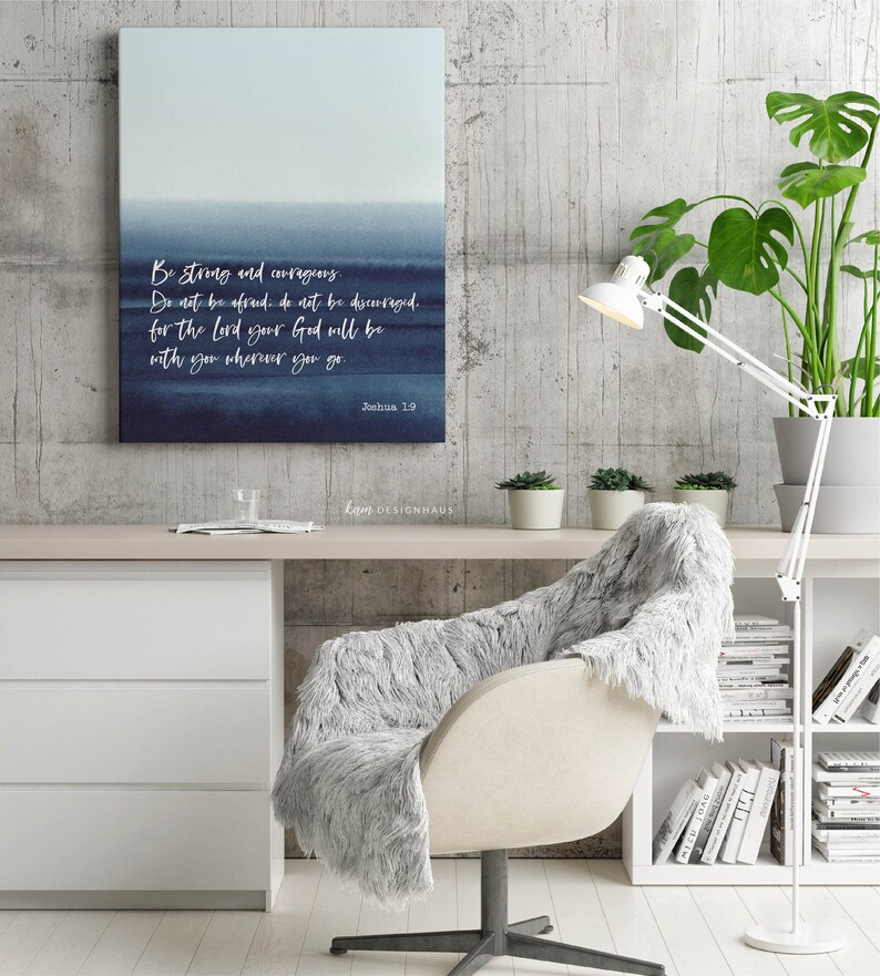 Josué 1:9 - Versículo bíblico "Sé fuerte", arte de pared imprimible, descarga de impresión de las Escrituras, regalo cristiano Blue Sea, 8x10, 11x14, 12x16, 16x20, A3, A4 imagen 9