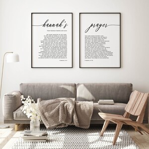 K&ouml;nnte beinhalten: Zwei schwarze gerahmte Drucke mit wei&szlig;em Text auf einer wei&szlig;en Wand. Der linke Druck ist mit "Hannah's" betitelt und enth&auml;lt ein Gebet aus 1 Samuel 2:1-4. Der rechte Druck ist mit "Gebet" betitelt und enth&auml;lt ein Gebet aus 1 Samuel 2:7-10.