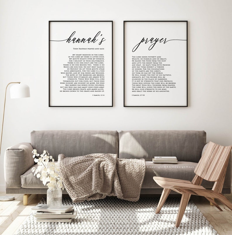 K&ouml;nnte beinhalten: Zwei schwarze gerahmte Drucke mit wei&szlig;em Text auf einer wei&szlig;en Wand. Der linke Druck ist mit "Hannah's" betitelt und enth&auml;lt ein Gebet aus 1 Samuel 2:1-4. Der rechte Druck ist mit "Gebet" betitelt und enth&auml;lt ein Gebet aus 1 Samuel 2:7-10.