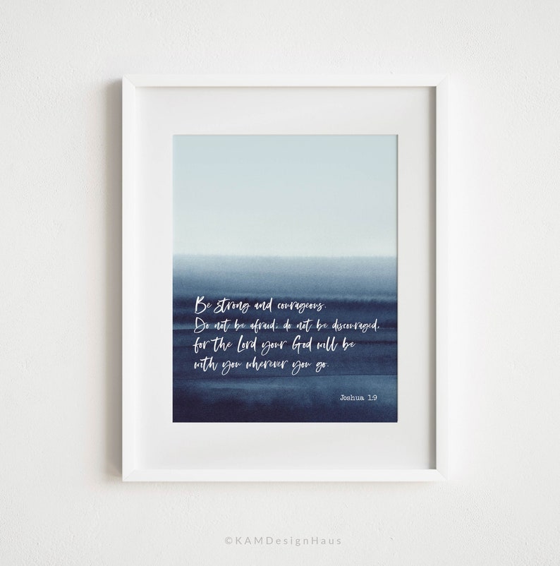 Puede incluir: Una impresi&oacute;n de acuarela con un fondo degradado azul y blanco. La impresi&oacute;n presenta un texto blanco superpuesto con la cita "S&eacute; fuerte y valiente. No tengas miedo. No te desanimes. Porque el Se&ntilde;or tu Dios estar&aacute; contigo dondequiera que vayas." y el texto "Josu&eacute; 1:9".