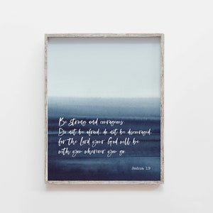 Josué 1:9 - Versículo bíblico "Sé fuerte", arte de pared imprimible, descarga de impresión de las Escrituras, regalo cristiano Blue Sea, 8x10, 11x14, 12x16, 16x20, A3, A4 imagen 7