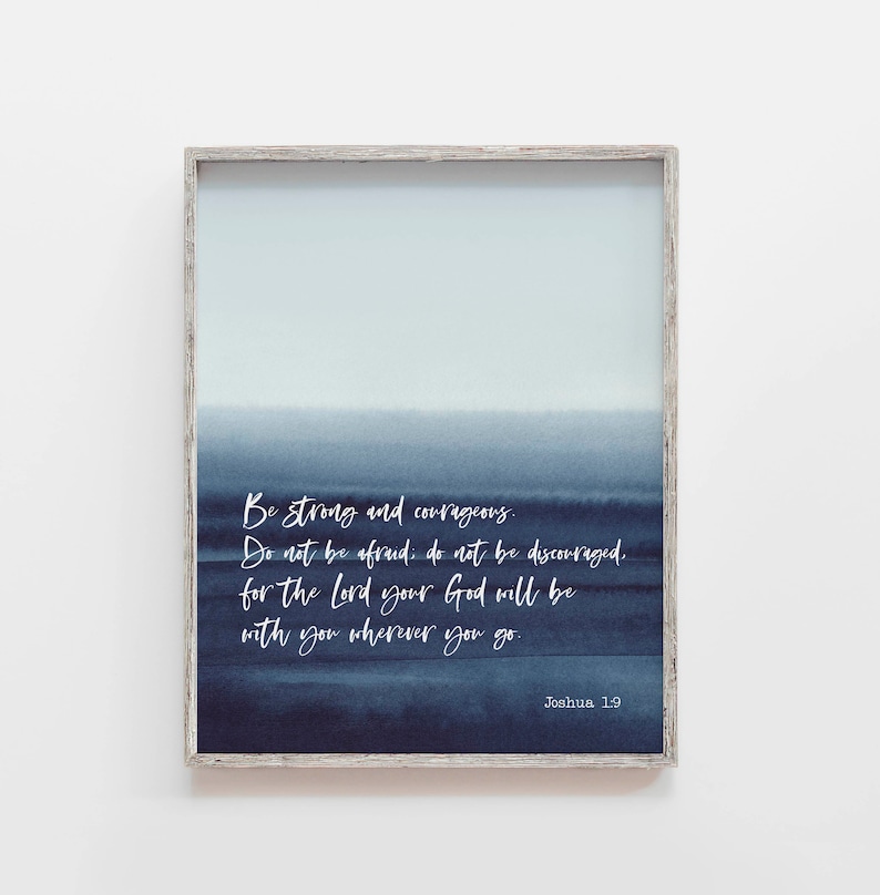 Josué 1:9 - Versículo bíblico "Sé fuerte", arte de pared imprimible, descarga de impresión de las Escrituras, regalo cristiano Blue Sea, 8x10, 11x14, 12x16, 16x20, A3, A4 imagen 7
