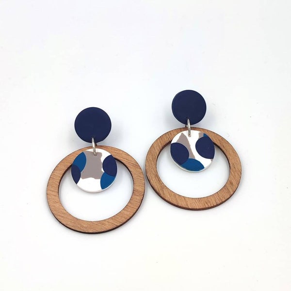 Boucles d'oreilles en pâte polymère et clous en acier inoxydable. Couleurs: bleu marine/bleu calypso/taupe/blanc