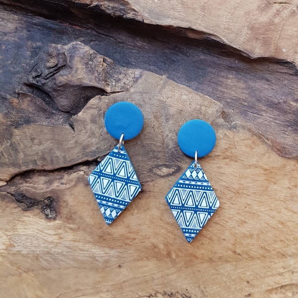 Boucles d'oreilles bleu Calypso et motif blanc. Forme losange.