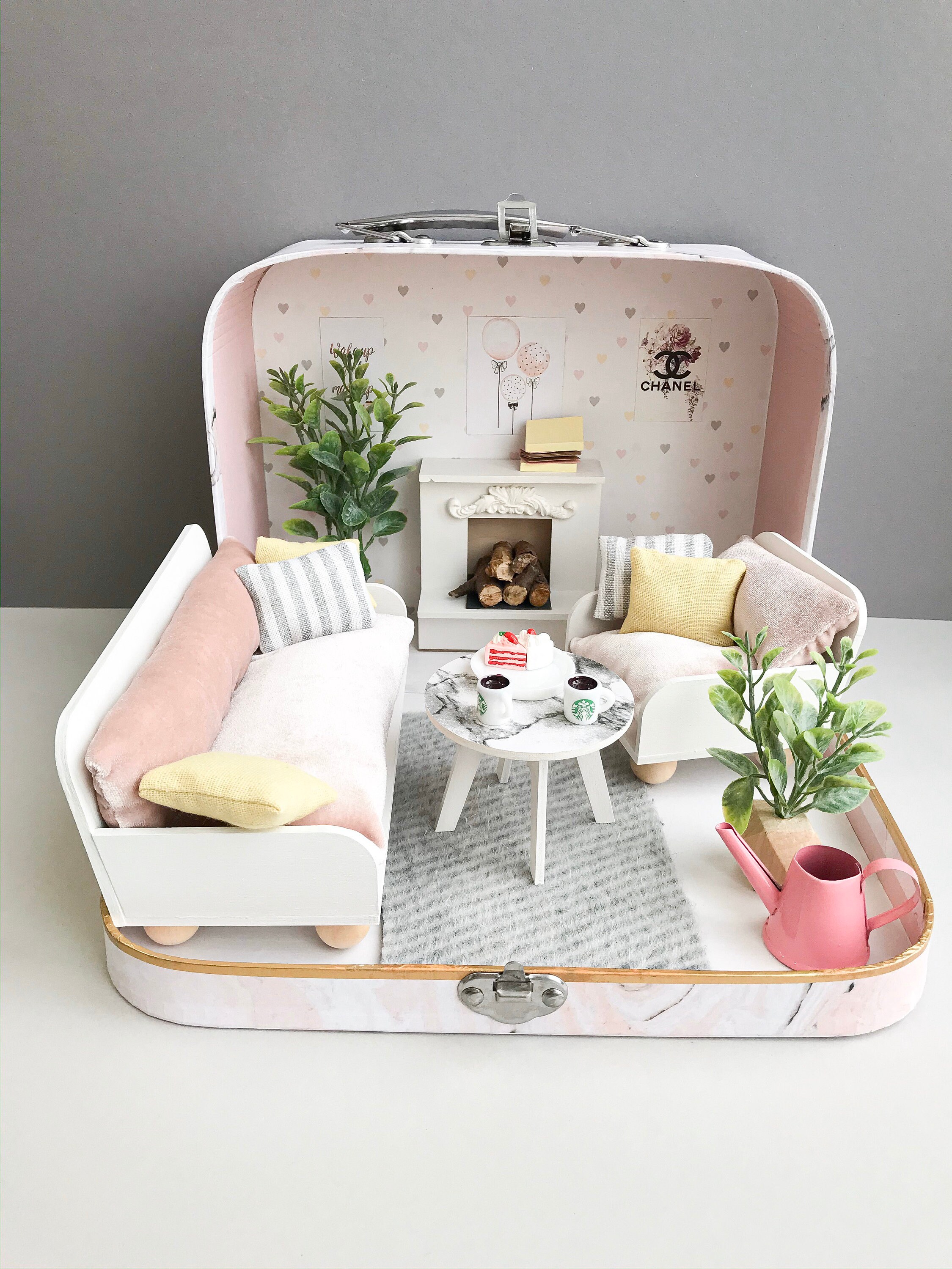 travel dollhouse