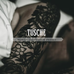 Peut inclure: Un tatouage noir et blanc de fleurs et de feuilles sur le bras d'une personne. Le texte "TUSCHE MOBILE LIGHTROOM PRESET" est affiché sur un fond blanc.